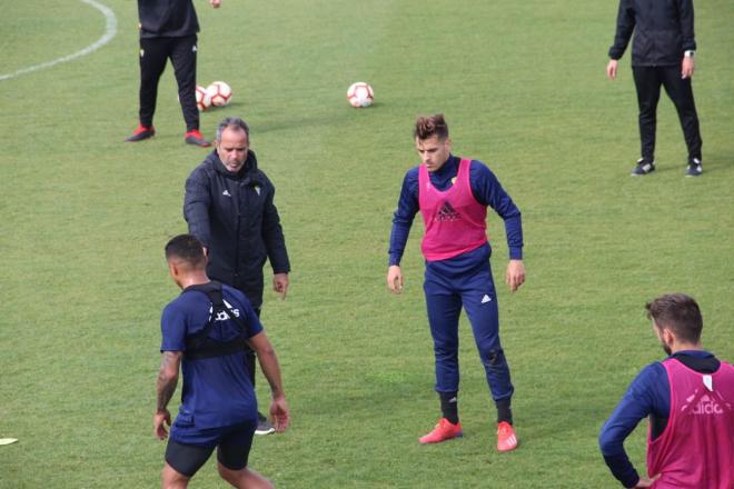 Brian, junto a Cervera en un entrenamiento (Foto: Cádiz CF).