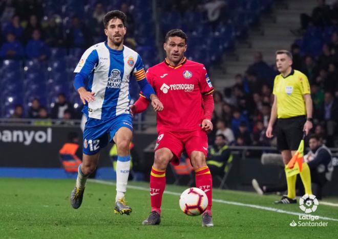 Dídac Vila persigue un balón junto a Molina en el Espanyol-Getafe (Foto: LaLiga).