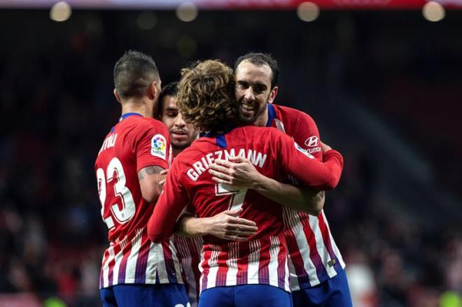 Godín y Griezmann festejan un gol del Atlético la pasada temporada (Foto: EFE).