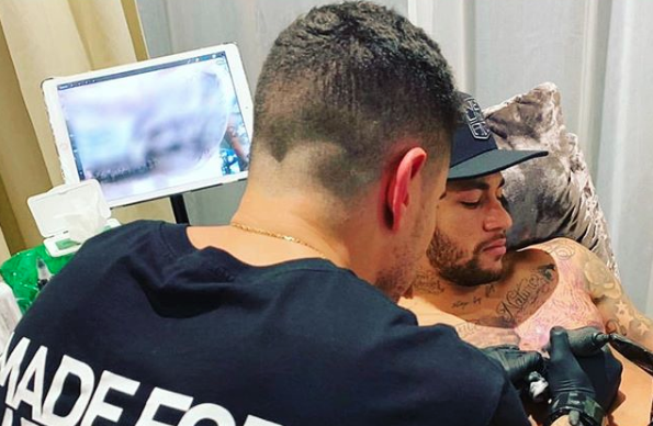 Thieres Paim, haciéndole a Neymar su nuevo tatuaje (Foto: thierespaimtattoo).