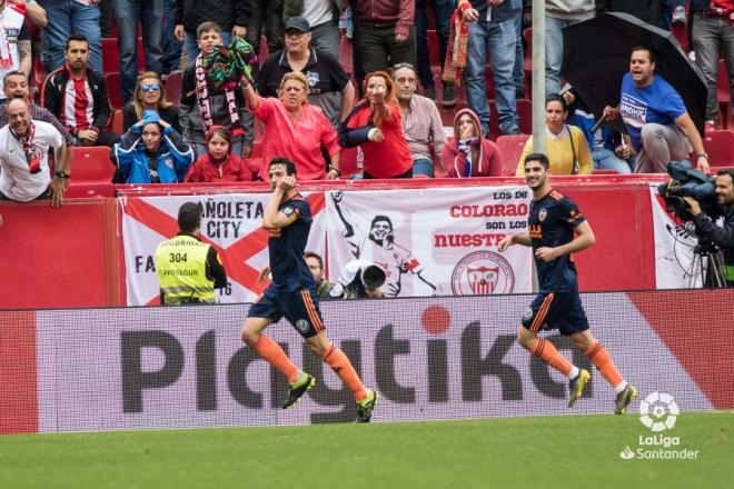 Parejo y Guedes celebran el gol en Sevilla (Foto: LaLiga).