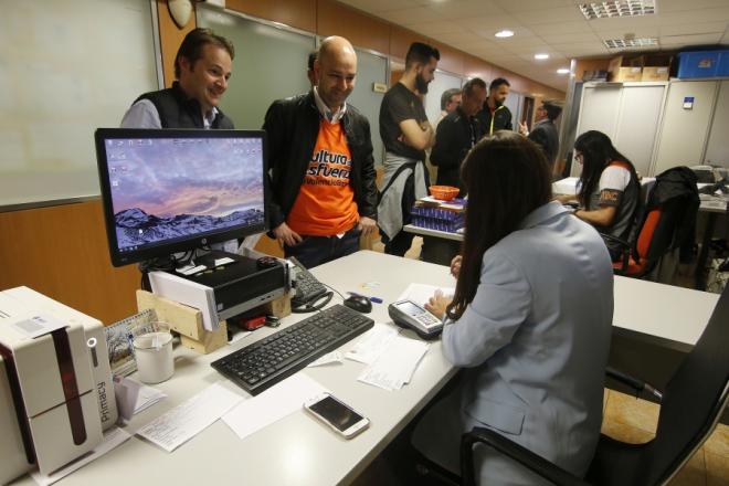 Los aficionados en las oficinas del Valencia Basket. (Foto: Miguel Ángel Polo)