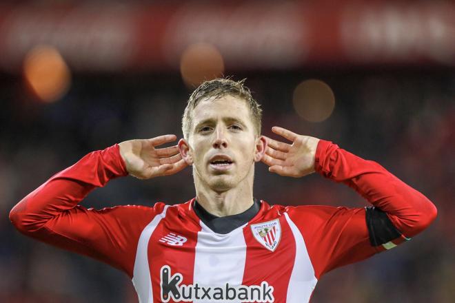 Muniain escucha ala celebración de San Mamés tras el gol de penalti que dio la victoria al Athletic (Foto: LaLiga)