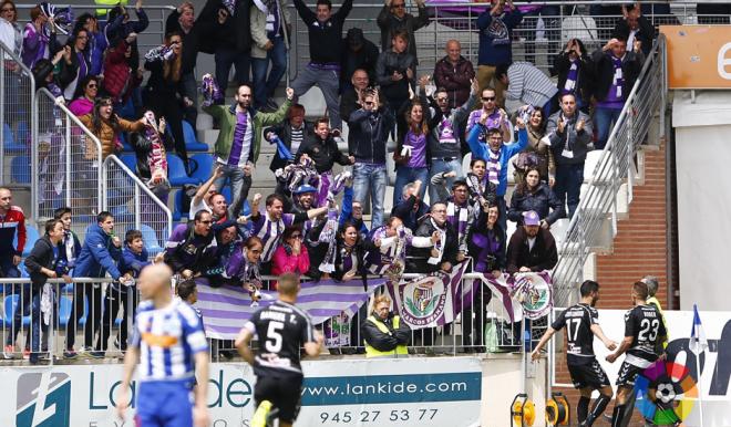 La afición del Real Valladolid celebra un gol en Mendizorroza.