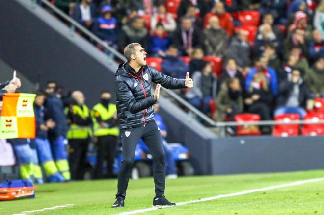 El entrenador del Athletic, Gaizka Garitano, dando instrucciones ante el Levante