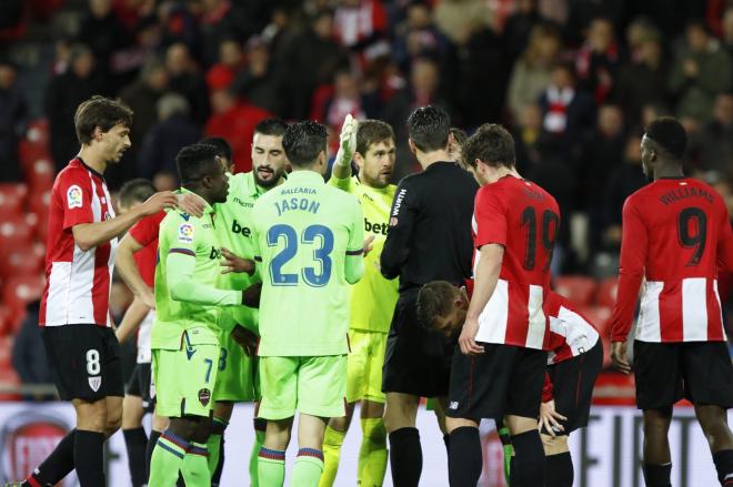 Aitor Fernández reclama a Munuera Montero durante el Athletic - Levante (Foto: Edu DF / BLACKSWAN)
