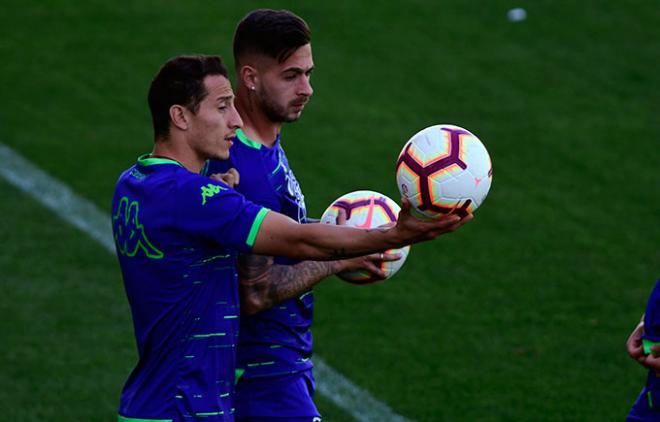 Guardado y Sergio León, en el entrenamiento del Betis (Foto: Kiko Hurtado).