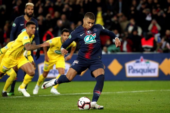 Mbappé lanza un penalti ante el Nantes.