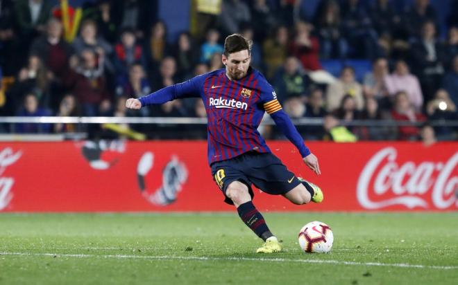 Messi lanza la falta ante el Villarreal.