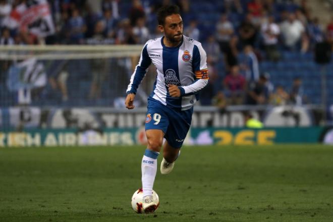 Sergio García conduce el balón en un partido con el Espanyol.