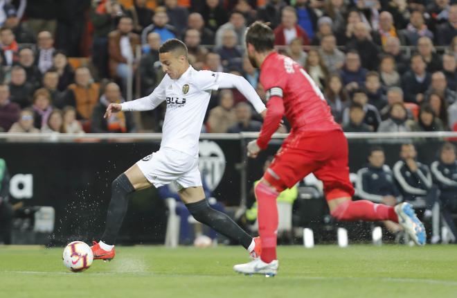 Rodrigo en el Valencia-Real Madrid, que este año se jugará antes del clásico (Foto: David González)