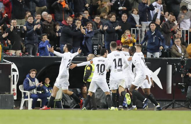 Los jugadores del Valencia celebran uno de los goles de la victoria ante el Real Madrid (Foto: David González).
