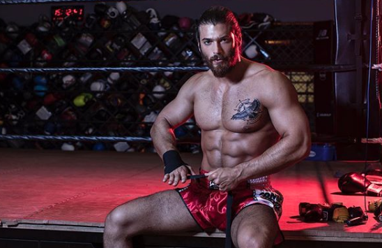 Can Yaman, actor turco de la serie de Divinity 'Pájaro Soñador', en un ring de boxeo (Foto: @canyaman).