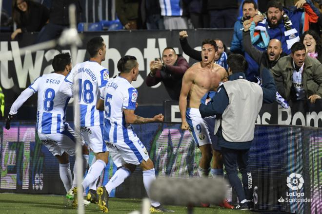 Carrillo celebra el gol con sus compañeros