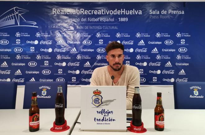 Marc Martínez atiende a los medios de comunicación. (@recreoficial)