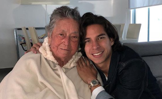 Diego Lainez, junto a su abuela Veka (Foto: diego_lainez).