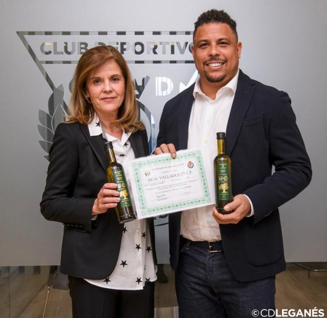 Ronaldo Nazario recibe de manos de la presidenta pepinera un obsequio en Butarque (Foto: CD Leganés)