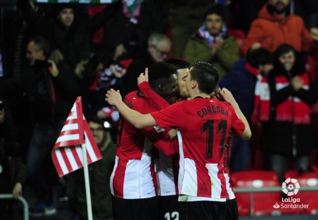 Williams, Yuri y de Marcos se funden en un abrazo en el Athletic-Levante en San Mamés (Foto: LaLiga).