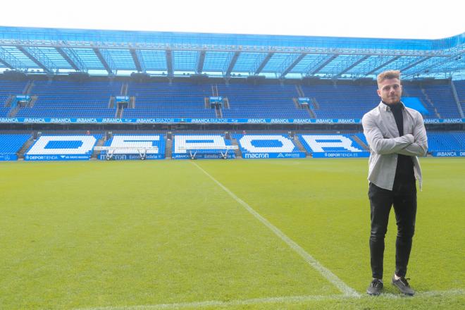 Diego Caballo posa para ElDesmarque en Riazor (Foto: Iris Miquel).