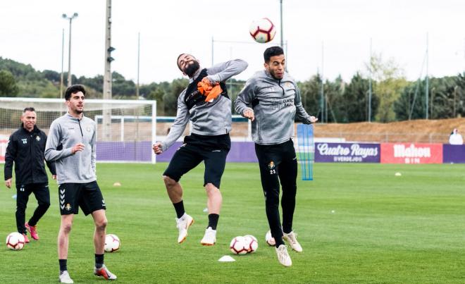 Verde y Anuar pugnan por un balón ante Kike Pérez (Foto: Real Valladolid).