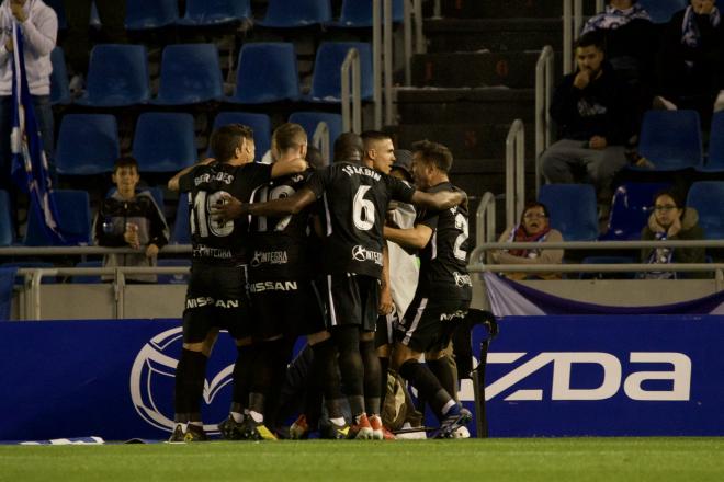 Los jugadores del Sporting celebran el gol de Djurdjevic (Foto: Sandra Acosta).