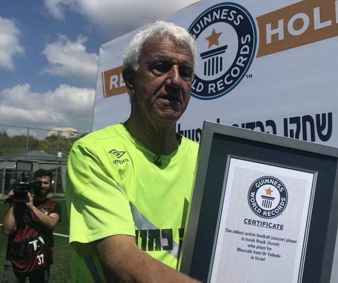 Itzhak Hayk, portero de más edad en jugar un partido de fútbol, con la placa del récord Guiness.