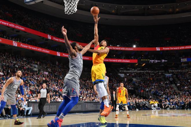 Joel Embiid con los 76ers frente a los Bucks.