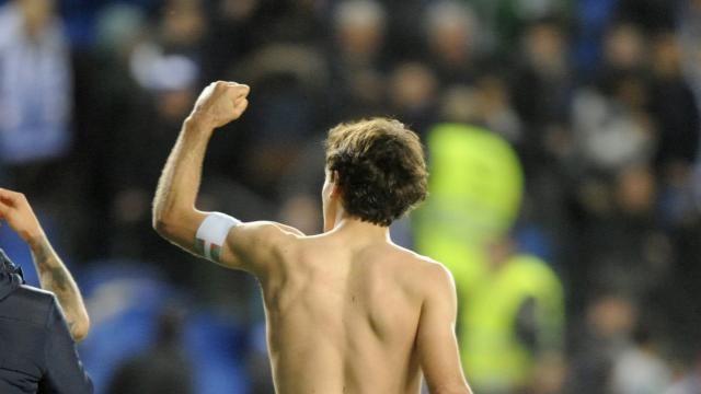 Mikel Oyarzabal celebra con la afición el triunfo de la Real Sociedad ante el Betis en Anoeta (Foto: LaLiga).