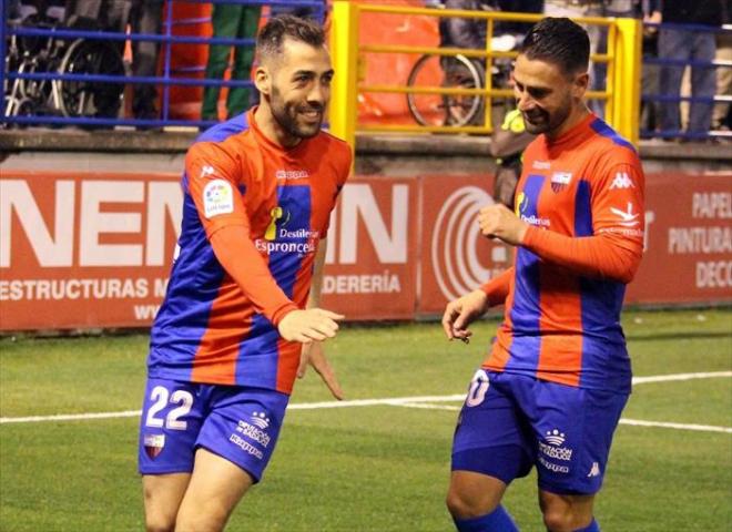 Perea celebra un gol con Kike Márquez.