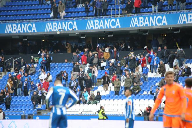 La afición del Deportivo, disconforme con la imgen de su equipo y el resultado del partido (Foto: Iris Miquel).