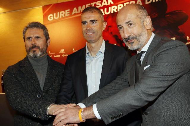 Gaizka Garitano con Rafa Alkorta y Aitor Elizegi tras su renovación hasta 2020 (Foto: EFE).