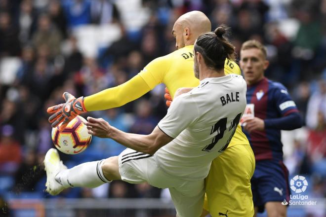 Bale intenta robar un balón a Dmitrovic (Foto: LaLiga Santander).