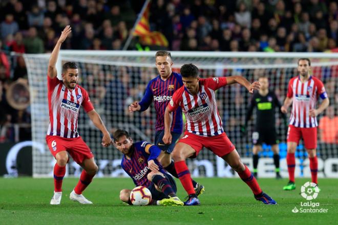 Leo Messi pelea un balón desde el suelo ante Rodri (Foto: LaLiga Santander).
