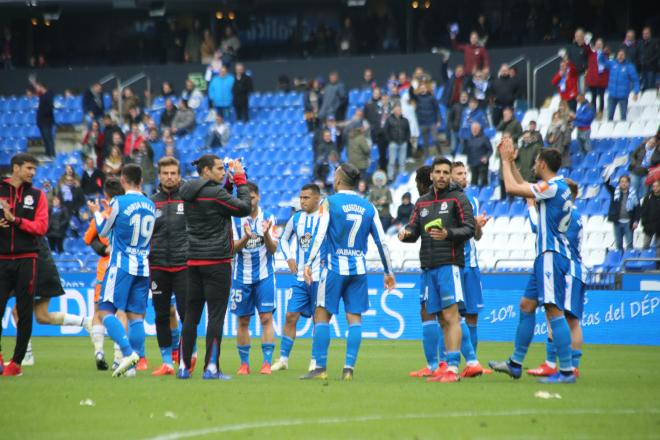 Los jugadores agradecen el apoyo de la afición después del partido (Foto: Iris Miquel).