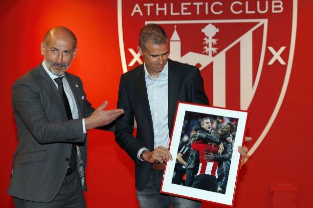 Aitor Elizegi y Gaizka Garitano tras la renovación del técnico con el Athletic Club (Foto: EFE).