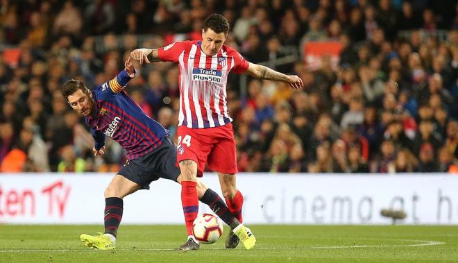 José María Giménez controla un balón delante de Leo Messi (Foto: Atlético de Madrid).
