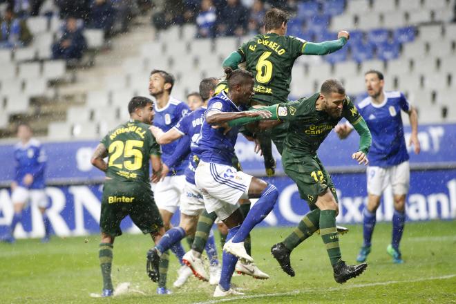 Ibra Baldé, en un lance del Oviedo-Las Palmas de la pasada temporada (Foto: Luis Manso).