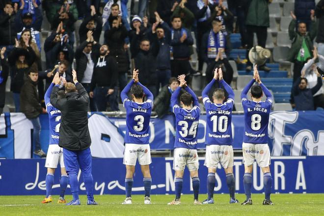 Los jugadores del Oviedo aplauden a la afición (Foto: Luis Manso).