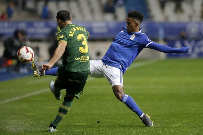 Bárcenas y De la Bella, en un lance del Oviedo-Las Palmas de la pasada temporada (Foto: Luis Manso).