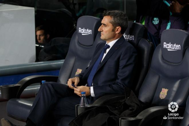 Valverde, sentado en el banquillo en el Barcelona-Atlético (Foto: LaLiga Santander).