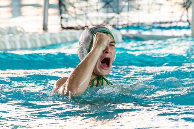 Un jugador del Waterpolo Málaga celebra un tanto.