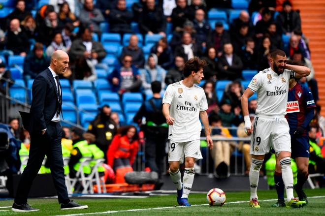 Zidane y Benzema, durante el Real Madrid-Eibar.