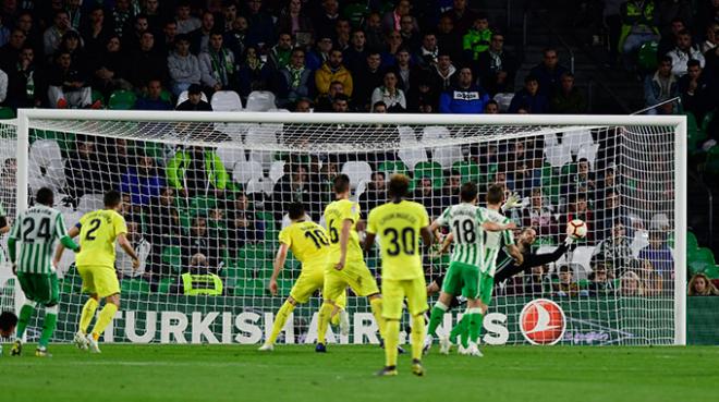 Pau López para un penalti en el Betis - Villarreal de la pasada temporada (Foto: Kiko Hurtado).