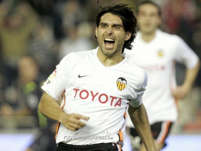 Ayala celebra un gol con el Valencia CF.