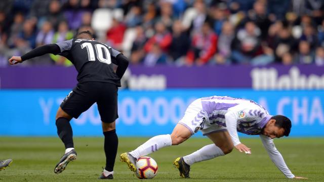 Banega pelea por la pelota en el Valladolid-Sevilla.