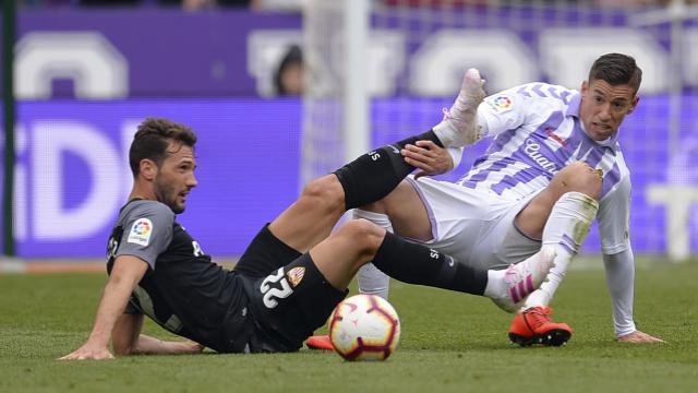 Franco Vázquez pugna por un balón (Foto: LaLiga).