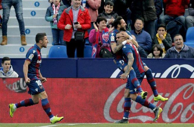 Roger celebra con Morales el primer gol frente al Huesca.