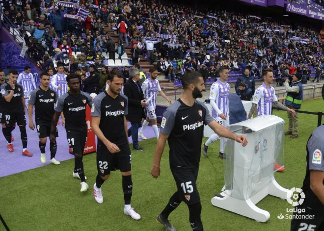 Los jugadores del Real Valladolid y del Sevilla saltan al césped.