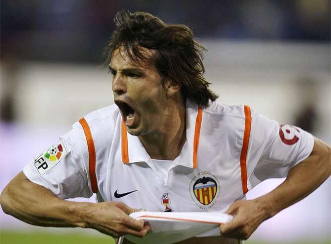 Fernando Morientes celebra un gol con el Valencia CF.