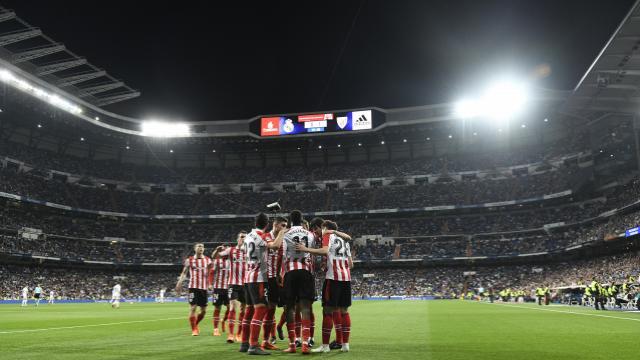 Los jugadores del Athletic Club celebran un gol en el Bernabéu. (Foto: LaLiga)